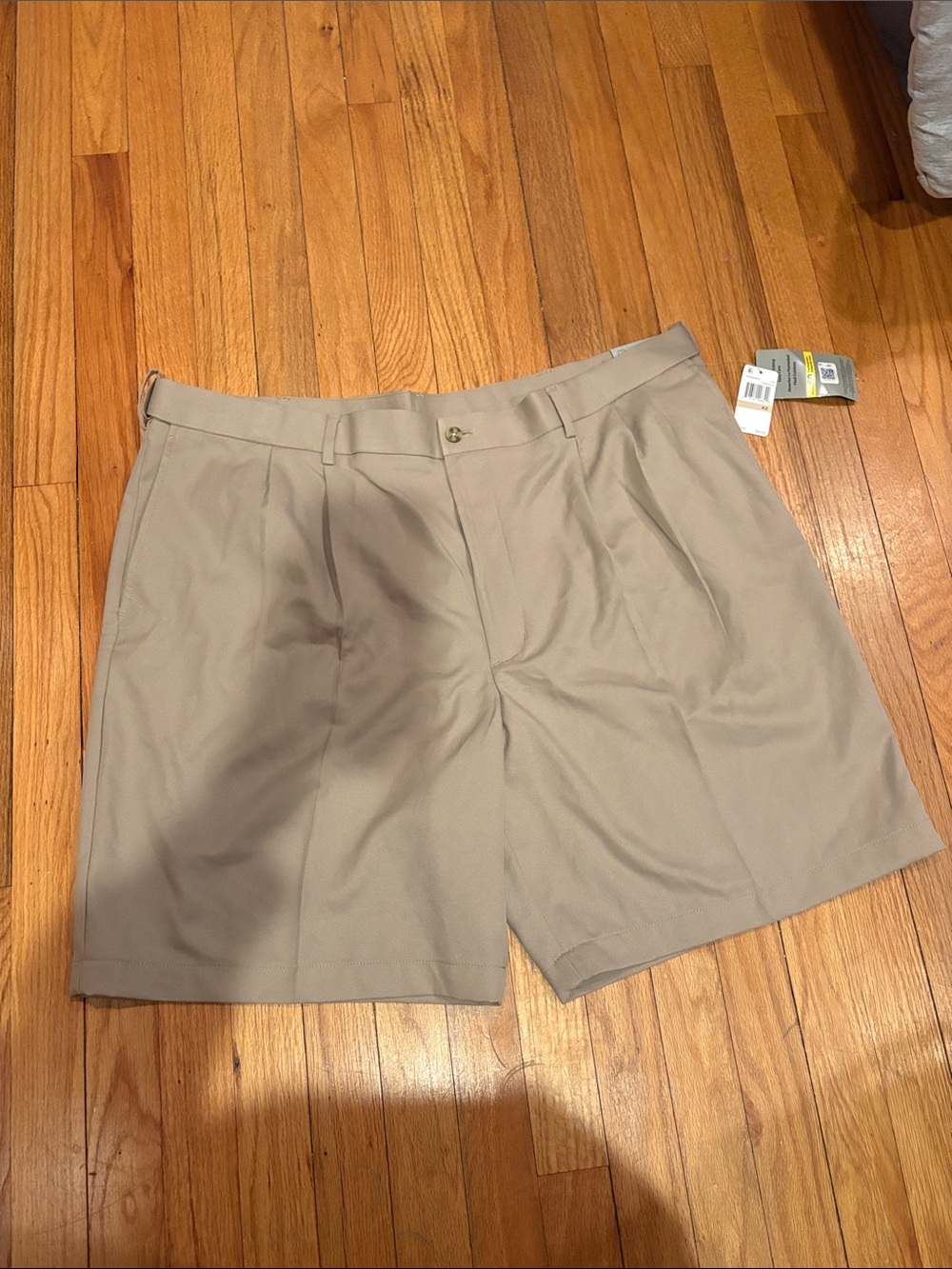 Men's Classic Pleated Khaki Shorts